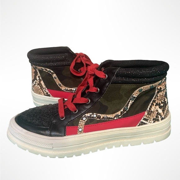 Jessica Simpson high tops.  Snakeskin, camo, glitter fabulous! Women’s size 9 - Picture 1 of 3